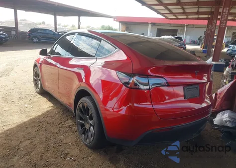 2024 Tesla Model Y Long Range Dual Motor All-Wheel Drive z USA, uszkodzony, nr VIN 7SAYGAEE7RF149712